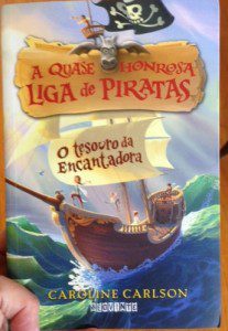 The Brazilian edition of my friend Caroline Carlson's Very Nearly Honorable League of Pirates series, book 1. The English title is Magic Marks the Spot, but the title in Portuguese translates to The Treasure of the Enchantress.